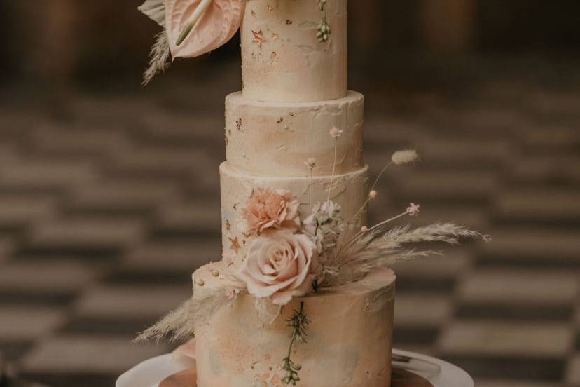Neutral wedding cake