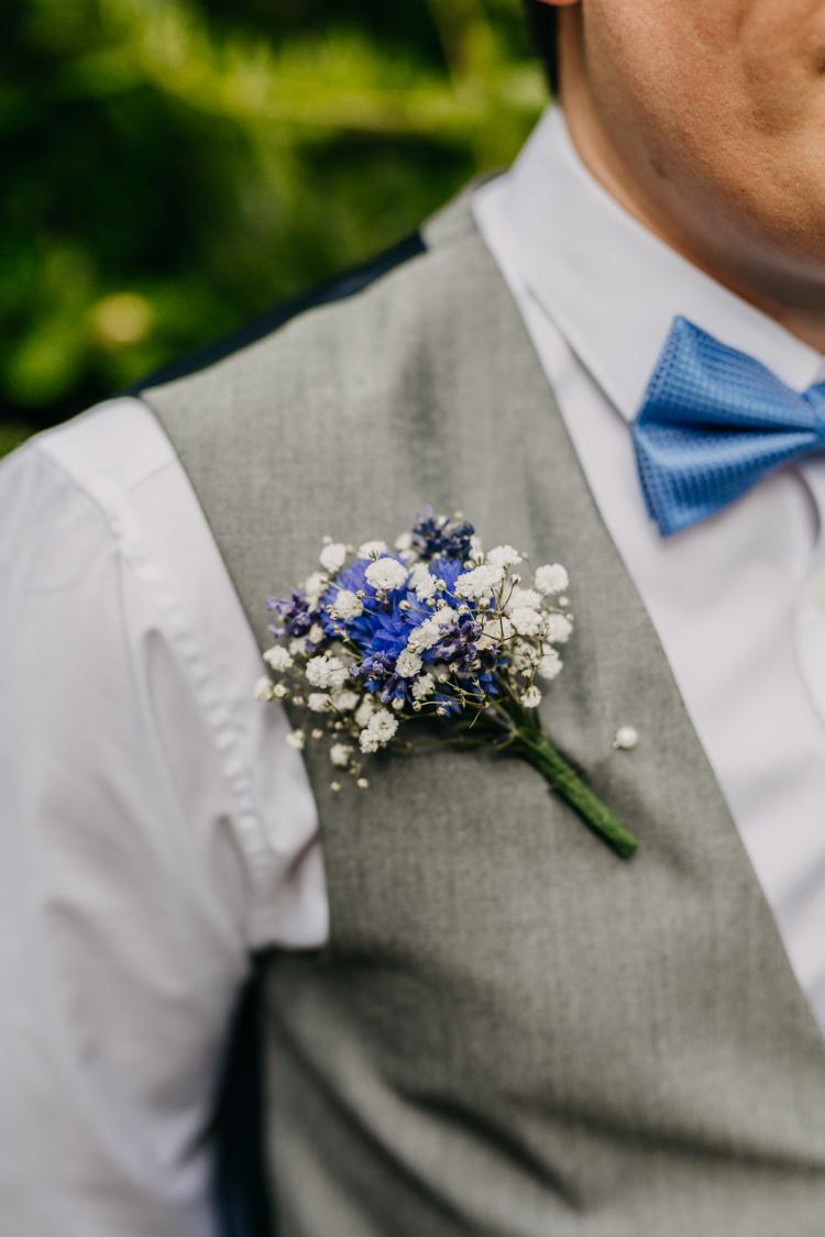 Should guests wear shop flowers to a wedding