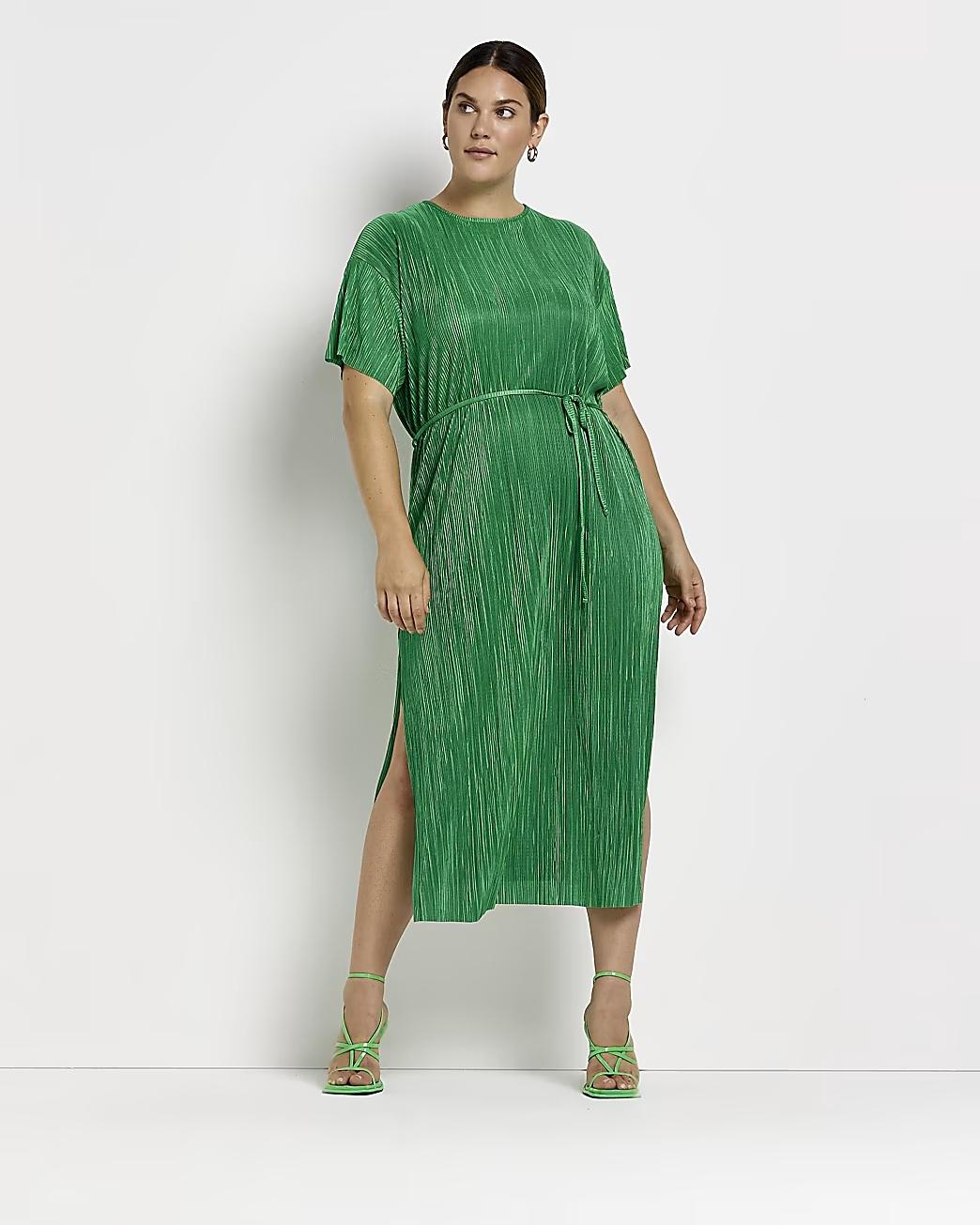 Green plus size autumn wedding guest dress in plisse fabric