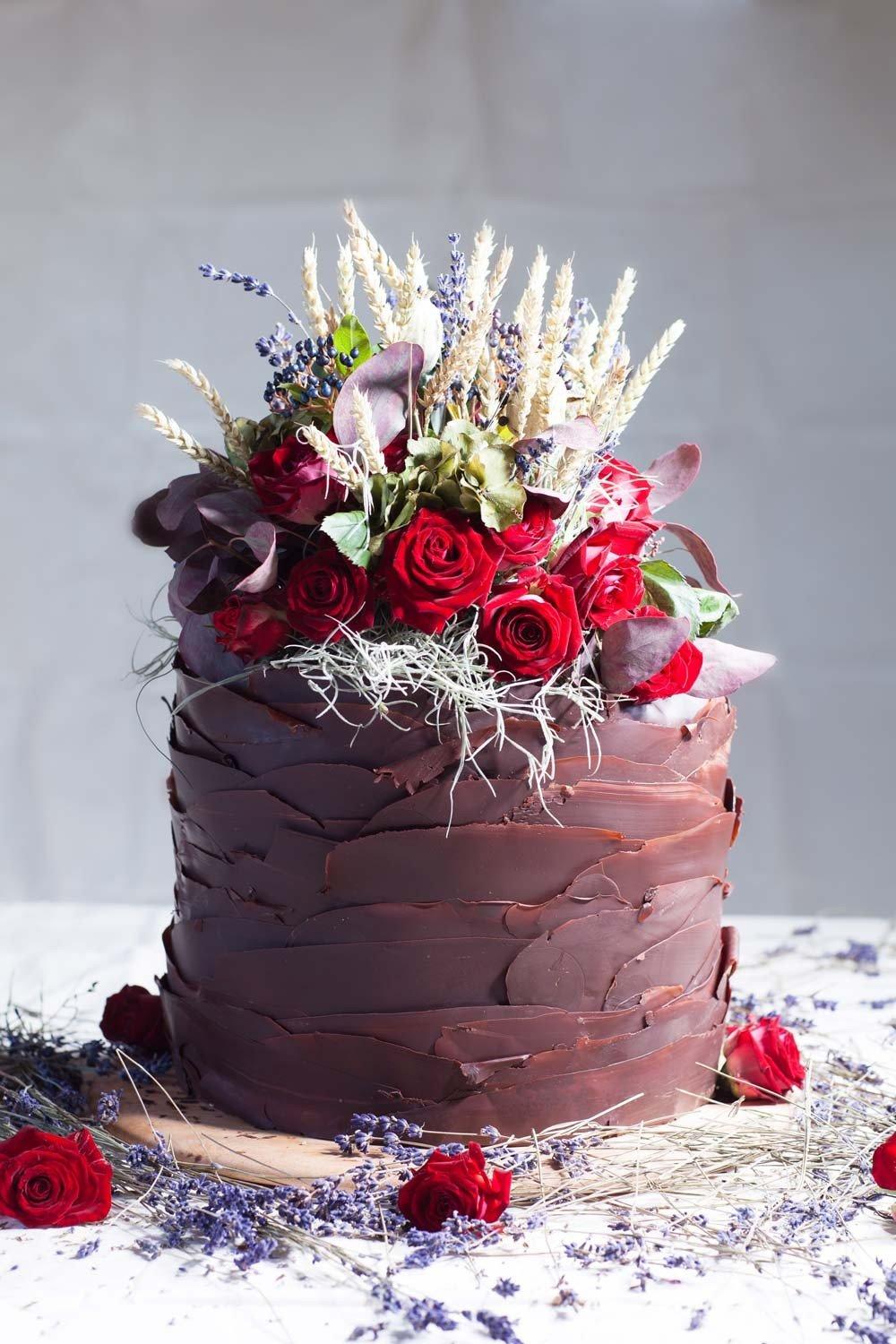 Rustic Burgundy Wedding Cake | Burgundy wedding cake, Wedding cake rustic,  Western themed wedding