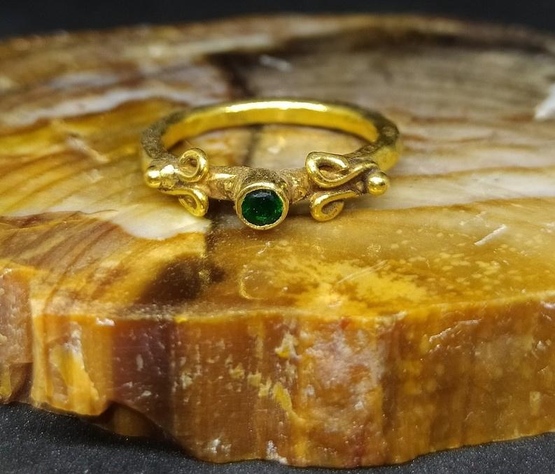 Yellow gold-plated band with a circular emerald
