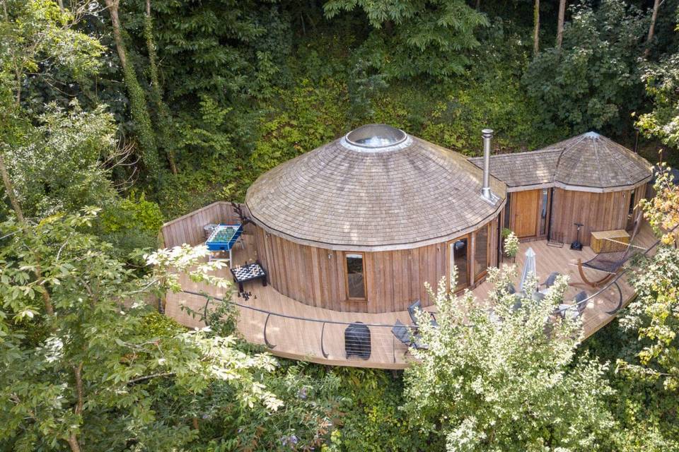An above view of the treehouse surrounded by greenery at Dittisham Hideaway