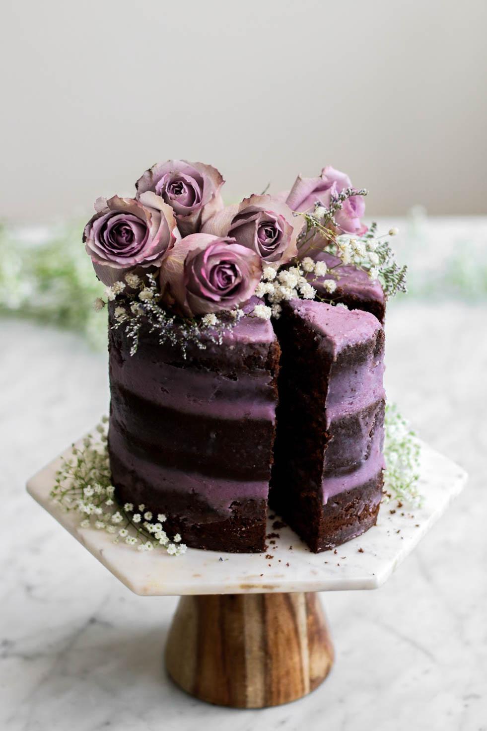 Single tier rustic wedding cake with lilac icing and roses