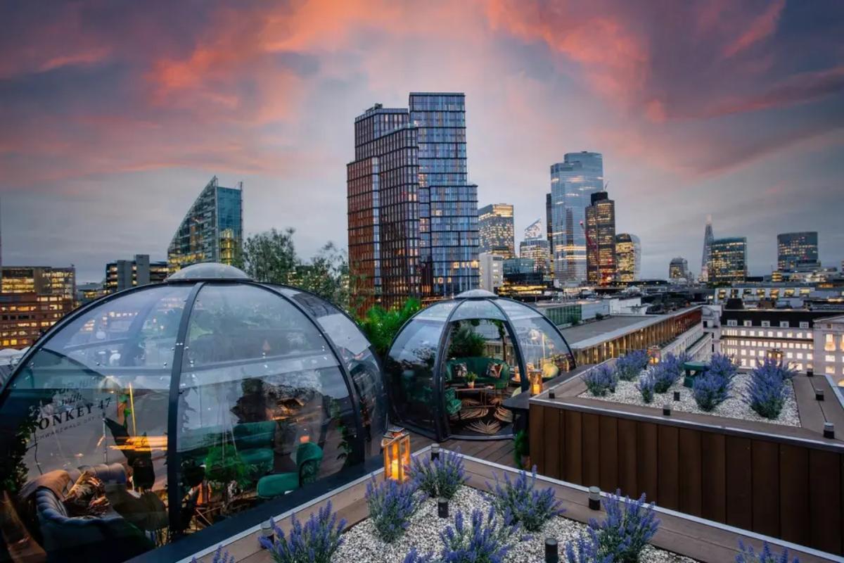  the rooftop of small wedding venue aviary with two igloos set up overlooking the london skyline