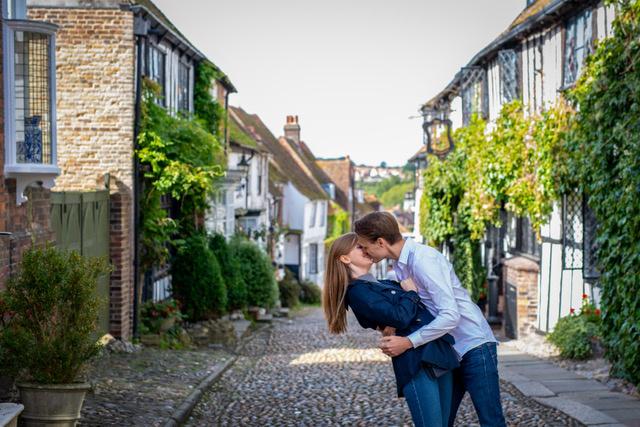 Engagement Photos: 33 Ideas for Your Engagement Photo Shoot - hitched.co.uk