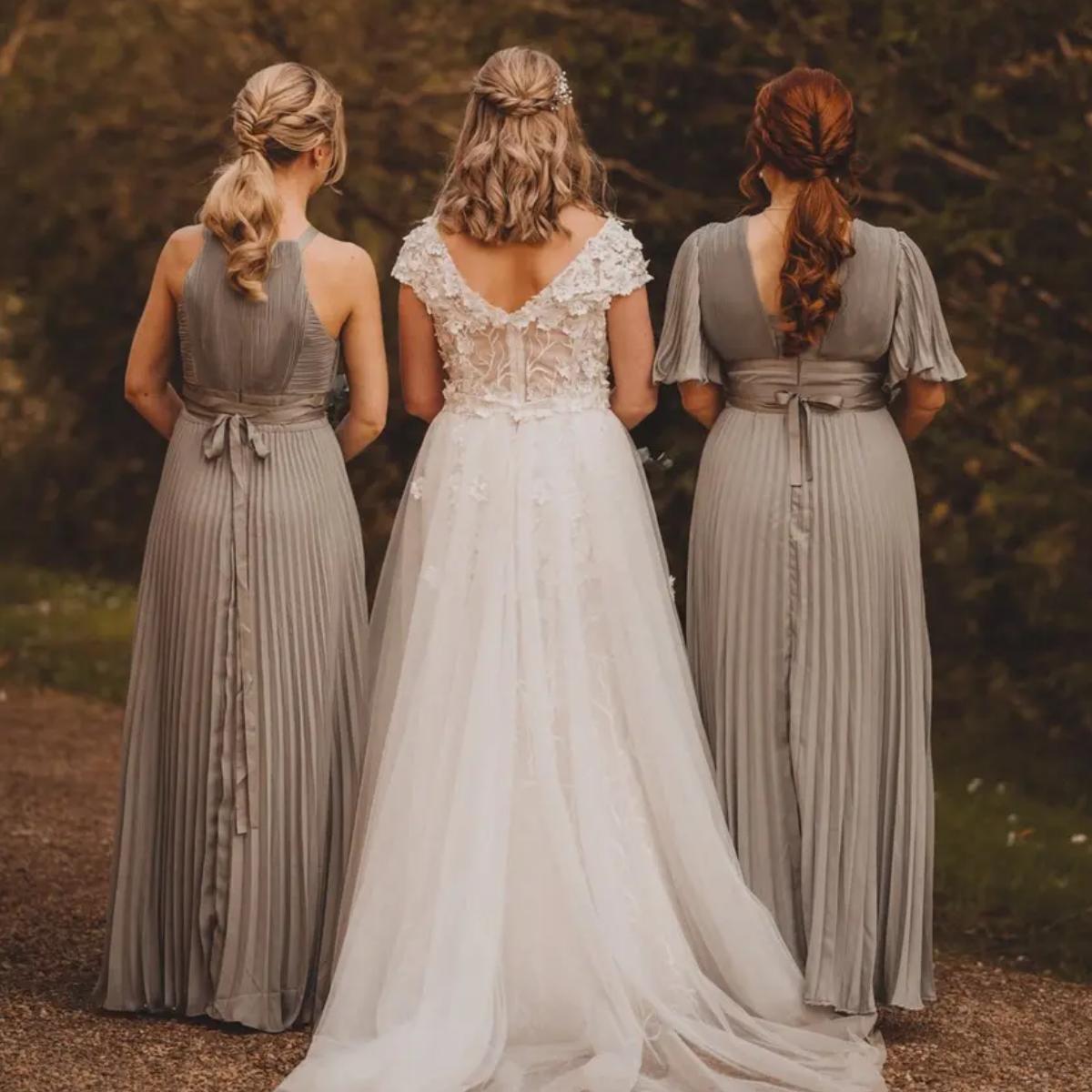 The Best Hairstyles According to Your Wedding Dress Neckline
