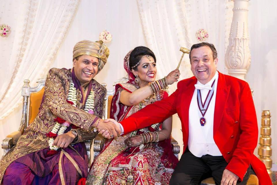 toastmaster-with-a-couple-at-an-asian-wedding