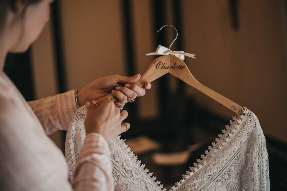 How to Make Your Own DIY Wedding Hangers: 13 Cute Ideas