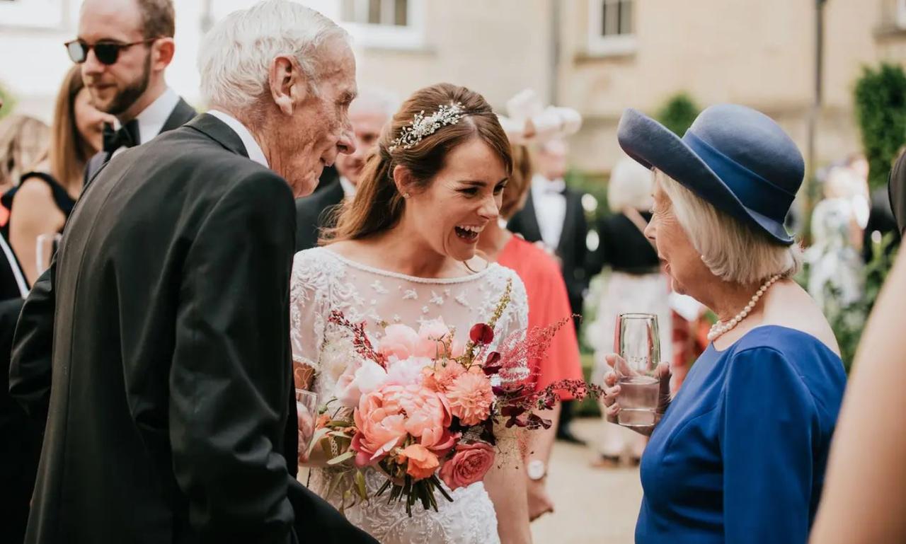 https://cdn0.hitched.co.uk/article/7962/original/1280/jpg/132697-a-bride-with-the-father-and-mother-of-the-bride-on-her-wedding-day-holding-a-pastel-pink-wedding-bouquet-diana-v-wedding-photography.jpeg