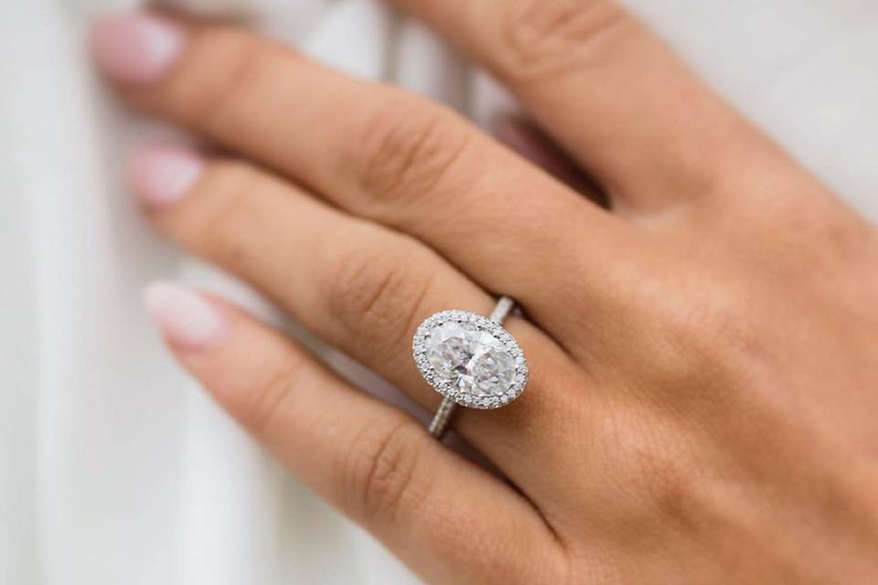 Diamond oval engagement ring 