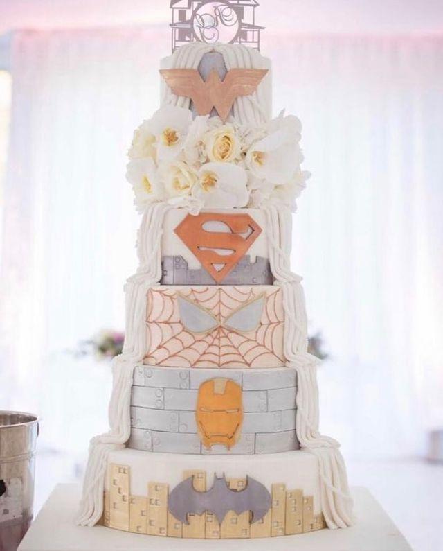 16 Marvel Wedding Cakes for Superhero Couples - hitched.co.uk