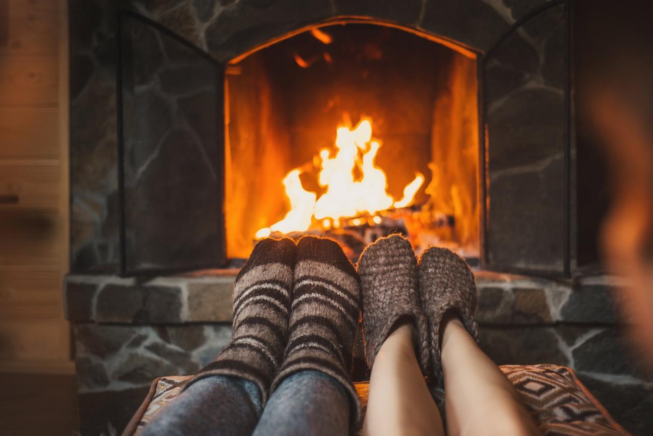 77 Cozy & Creative Winter Date Ideas To Swoon Over All Season Long