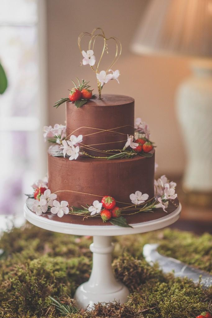 strawberry chocolate wedding cake