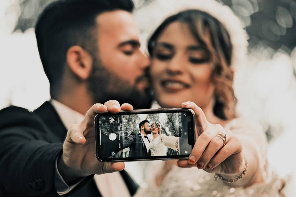 The Best Wedding Photo Apps For Sharing Photos With Guests