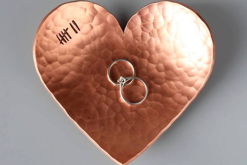 7th Wedding Anniversary Gift Ideas: 40 Traditional & Modern Ideas