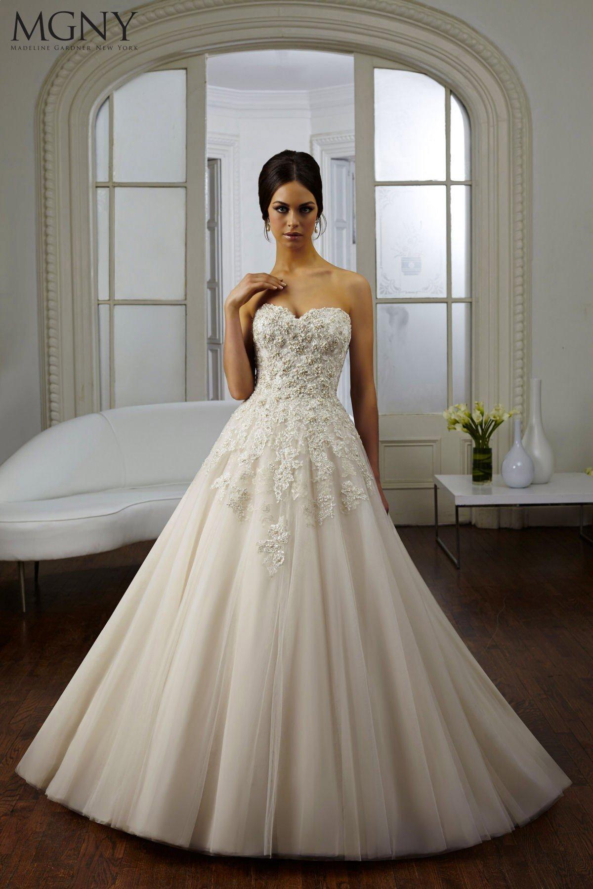 Gowns for Small-Chested Brides
