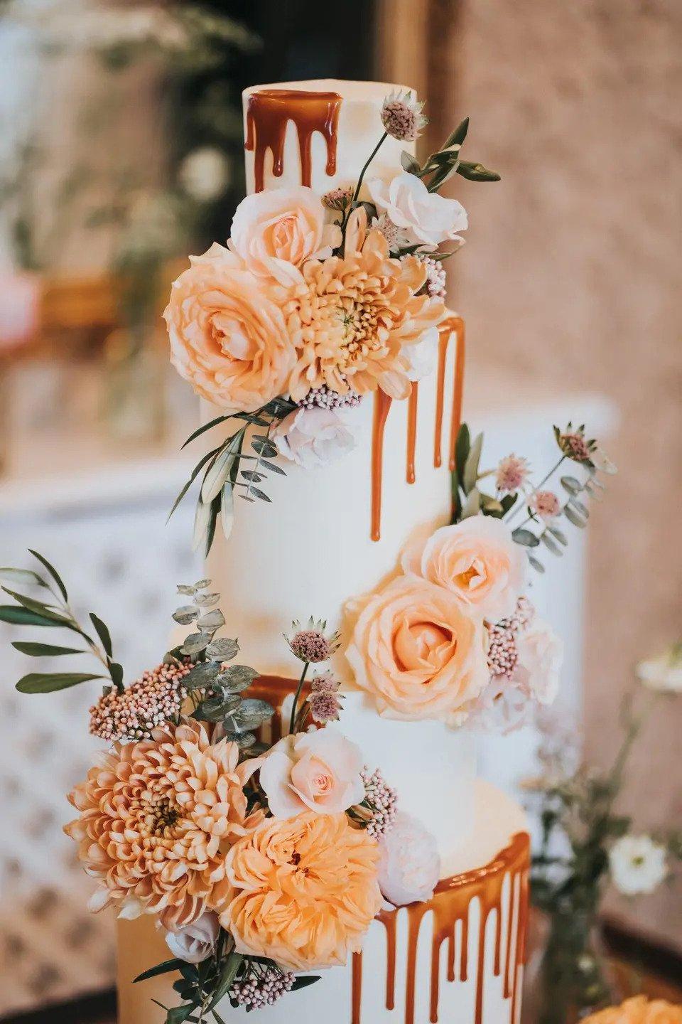 These wedding cakes are works of art - Rose gold cake