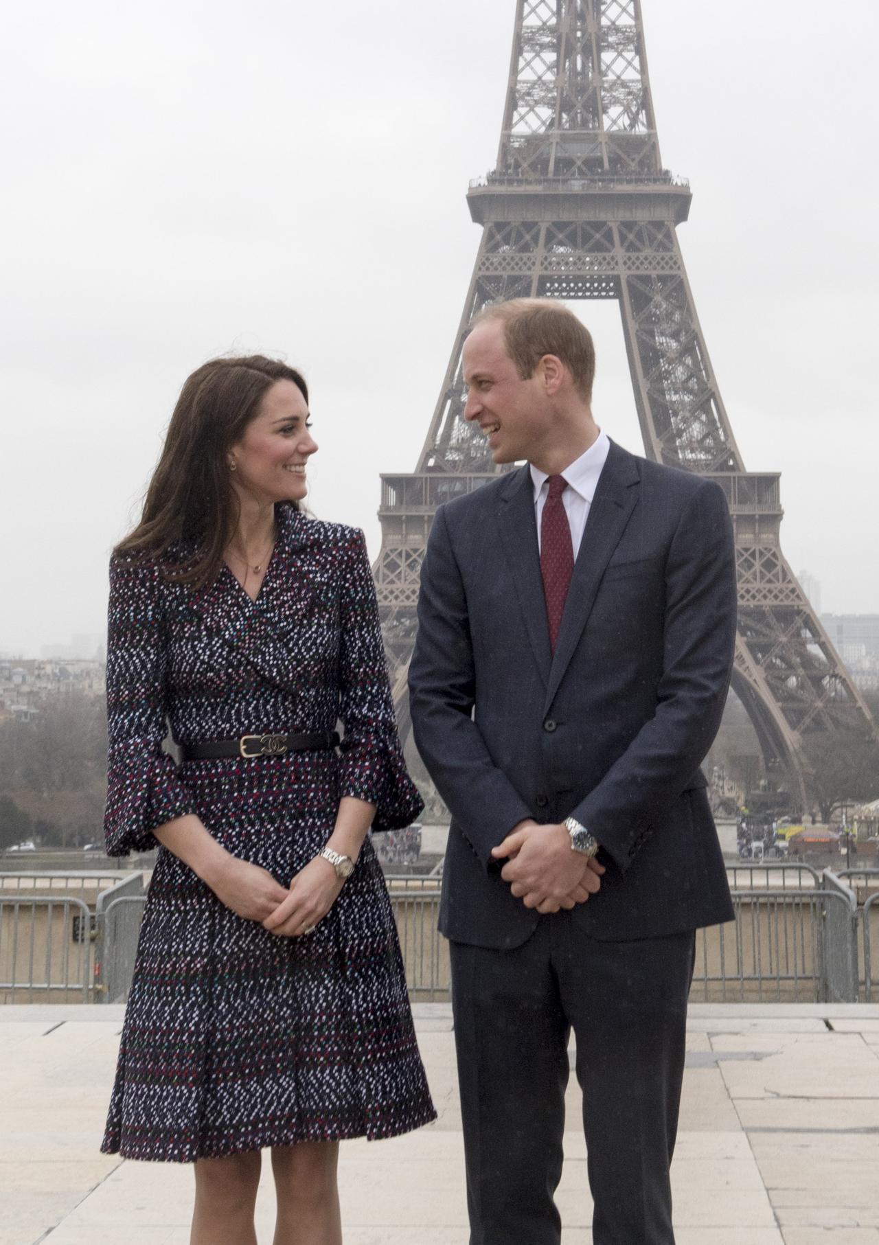 Kate Middleton and Prince William pose in front of the Eiffel Tower
