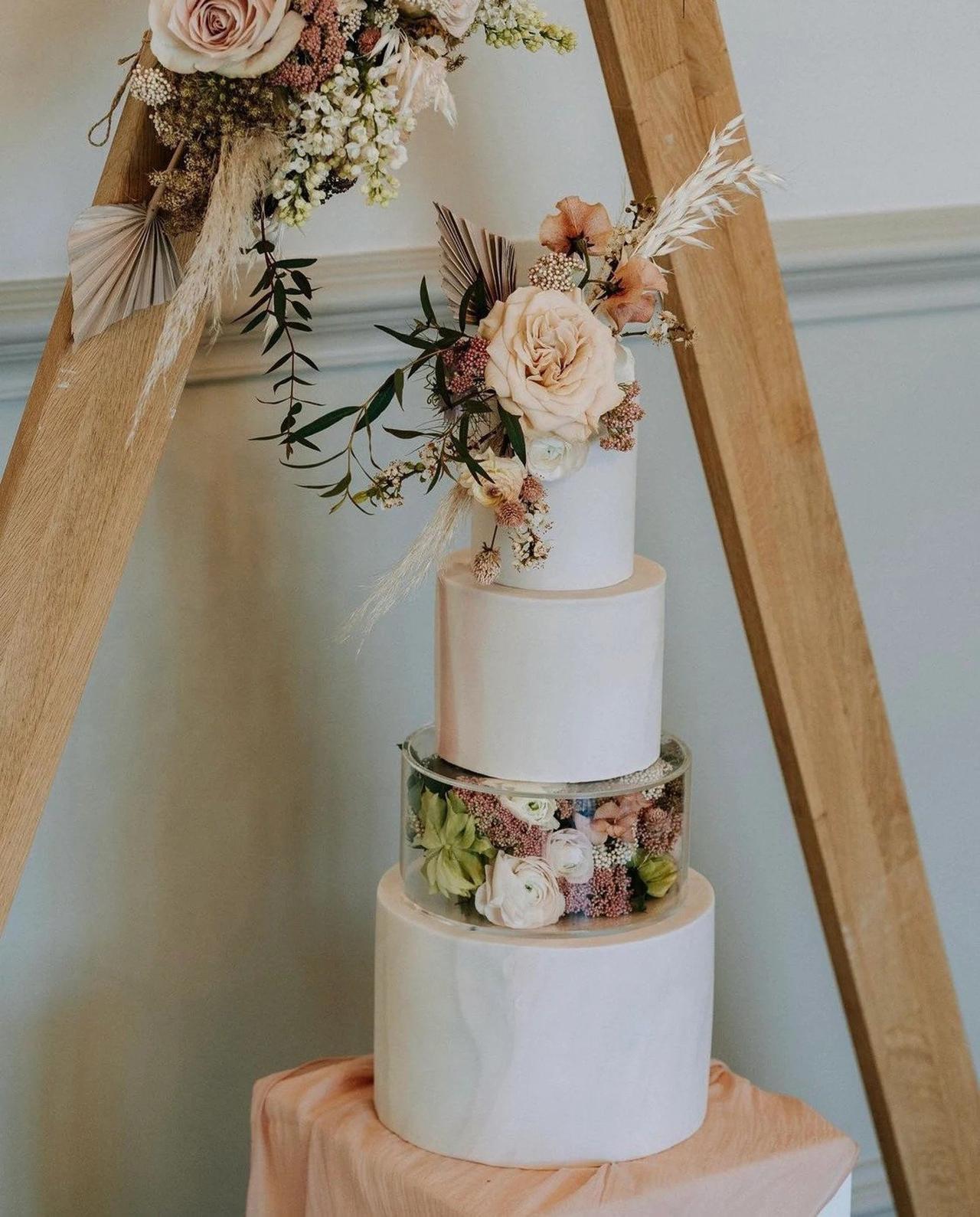 Wedding Cake Stands: 19 Chic Ways to Display Your Wedding Cake - hitched.co.uk - hitched.co.uk
