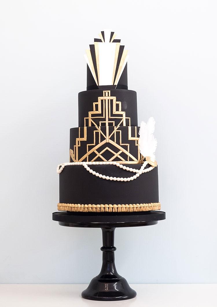 black and gold great gatsby style wedding cake in 1920s theme
