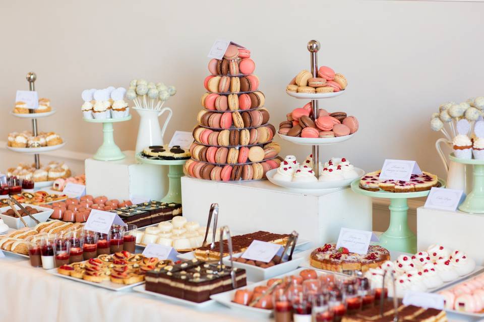 15 Wedding Sweet Table Ideas You’ll Love (& How to Make Your Own) 