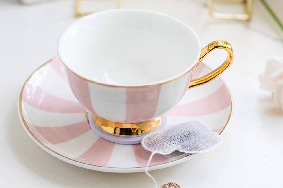 https://cdn0.hitched.co.uk/article/9589/3_2/960/jpg/139859-sweet-china-teacup-and-saucer.jpeg