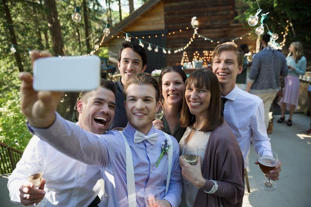 groomsmen-taking-a-selfie-2