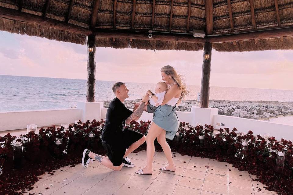 Tommy Mallet down on one knee proposing to girlfriend Georgia Kousoulou