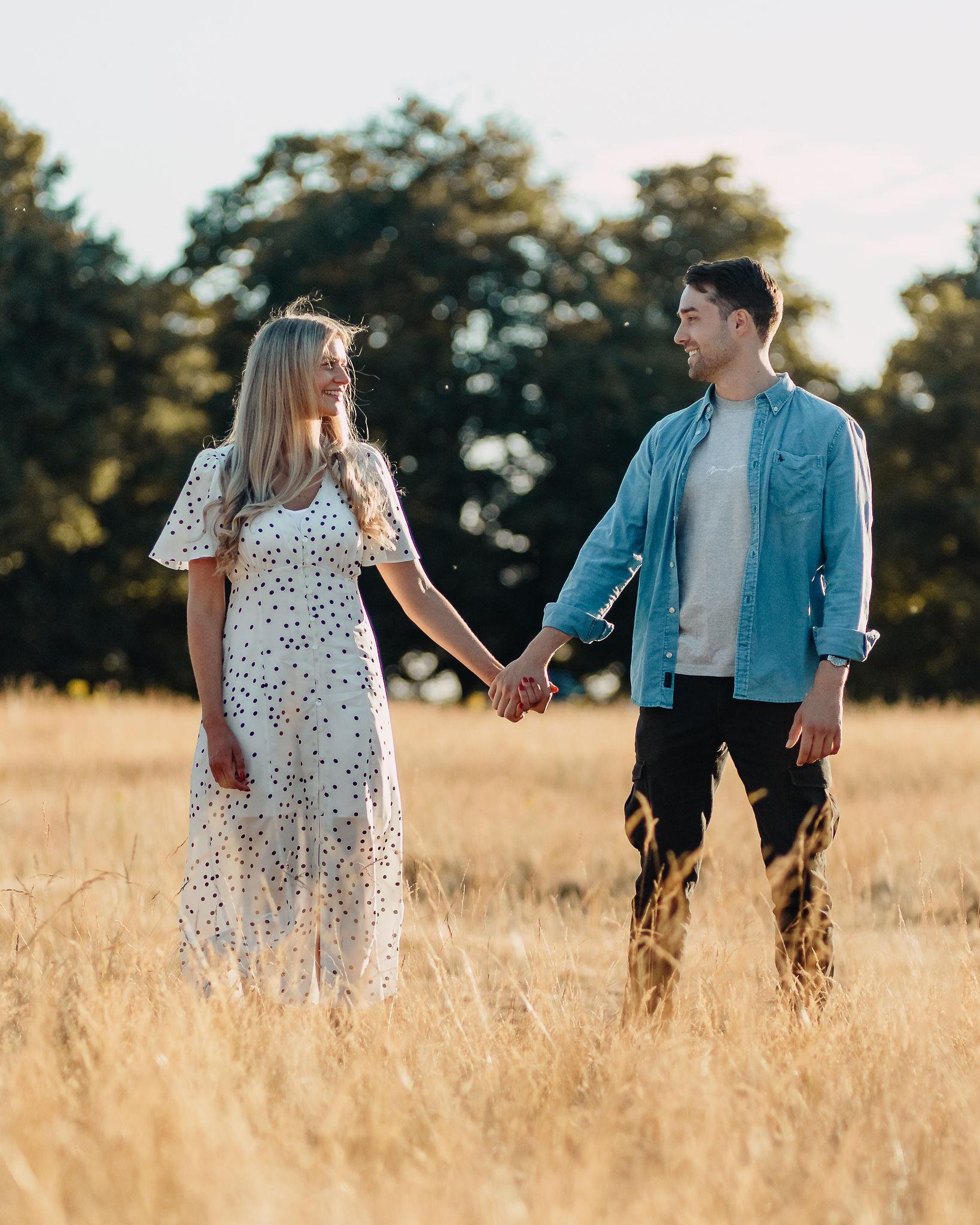 Engagement Photos: 33 Ideas for Your Engagement Photo Shoot - hitched.co.uk