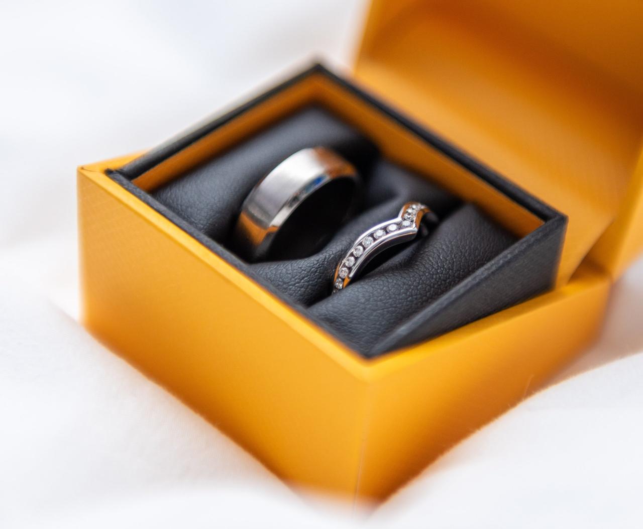 Engagement ring 💍 ideas #photography #photos #ring #wedding | Engagement ring  photoshoot, Indian engagement photos, Wedding poses