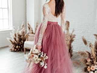 How to Shop &amp; Try on Wedding Dresses &amp; Bridesmaid Dresses from Home