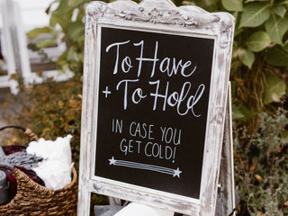 13 Cute Ways to Keep Guests Warm at a Winter Wedding