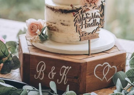 19 Beautiful Wedding Cake Stands to Suit All Wedding Styles