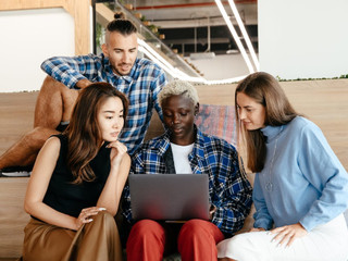 Bridging the Gap between Competition and Community
