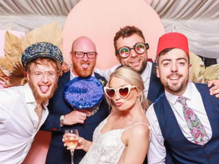 17 Wedding Photo Booth Ideas: Fun, Alternative & Elegant Picks Your Guests Will Love