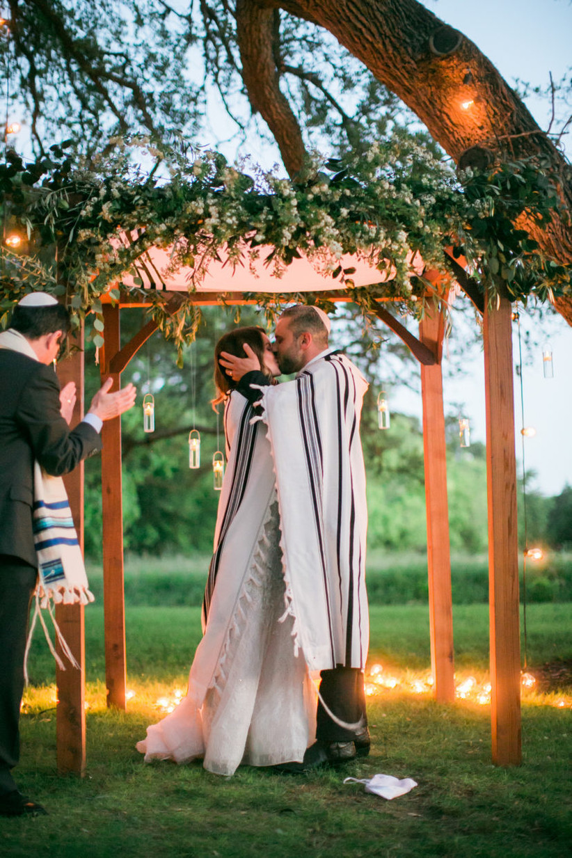 what-to-expect-at-a-jewish-wedding-the-ceremony-and-traditions-explained