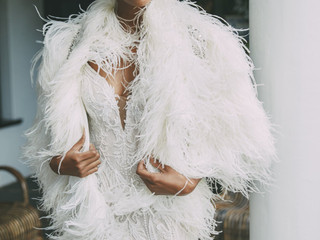 26 Fabulous Feathered Wedding Dresses for 2022