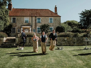 Outdoor Wedding Games: 28 Fun Ideas from Giant Jenga to Prosecco Pong