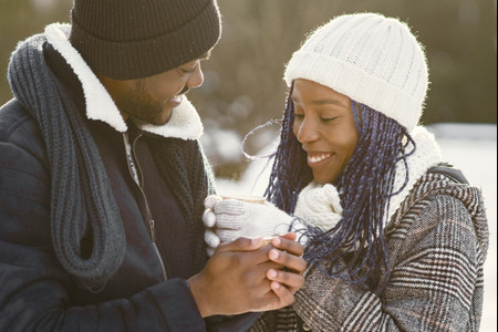44 Cosy, Cheap & Cute Winter Date Ideas That'll Turn Up the Heat