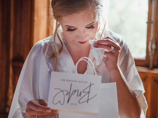 15 Romantic Day of Wedding Presents to Surprise Your Partner With