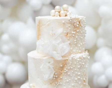 Perfect Pearl Wedding Cakes and Accessories to Match