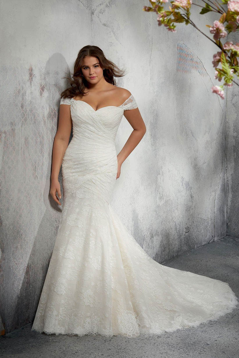 wedding dresses for fuller figures with sleeves