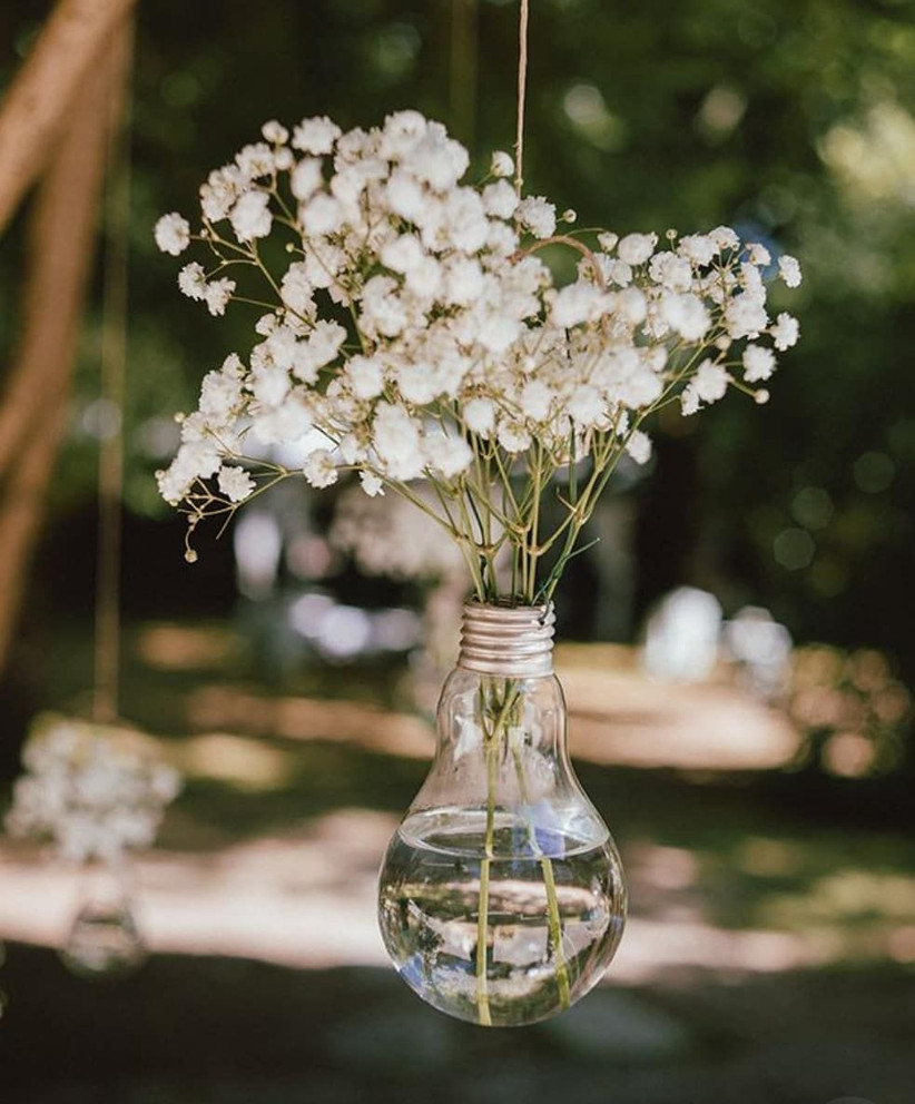 20 Fabulous Hanging Wedding Flower Ideas (& How to Create Your Own)