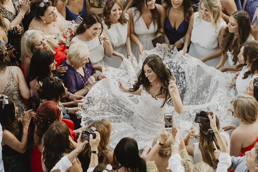 can i wear a black dress to a jewish wedding