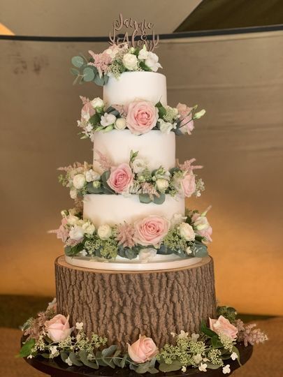 Seventh Heaven Cakes in Bedfordshire - Wedding Cakes | hitched.co.uk