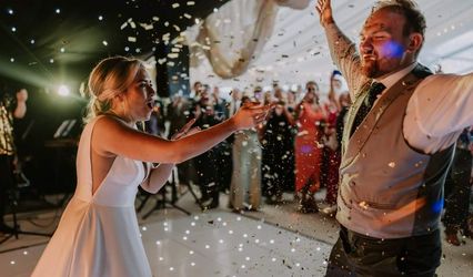 Priodas Fach Gymreig - Little Welsh Wedding