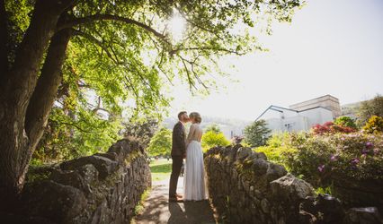 The Little Weddings Photographer