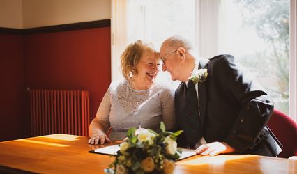 The Little Weddings Photographer