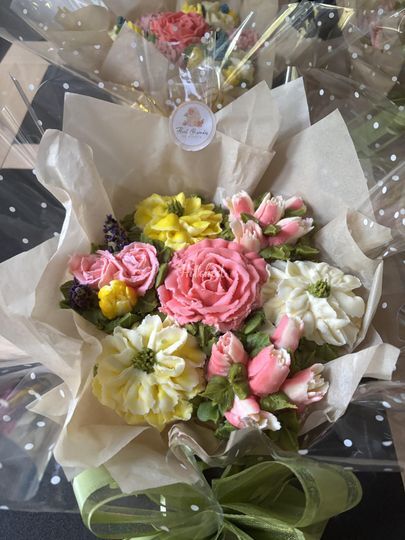 Floral Cupcakes by Nicola