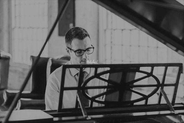 Roger Davis Pianist